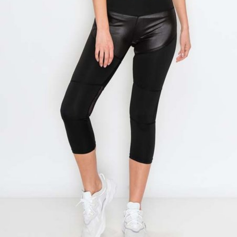 Black Glossy Mesh-Panel Capri Leggings
